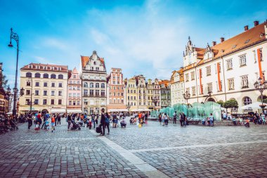 Eski renkli evleri olan Wroclaw merkez pazar meydanı