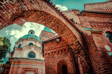 Muhteşem Mimarlık ve Kırbaç Kiliseleri