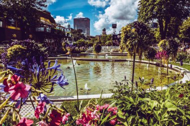 Kopenhag 'daki güzel park ve bahçe. Çekim