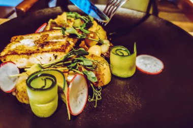 Sebze geçmişi olan ızgara turna balığı.