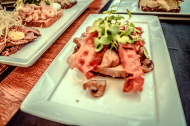 Geleneksel Danimarka Sandviçleri Tabakta