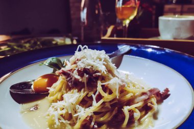 Makarna carbonara bir plaka üzerinde