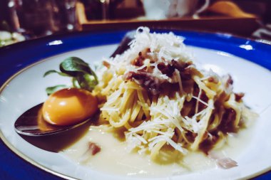 Makarna carbonara bir plaka üzerinde