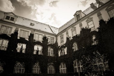 Muhteşem Mimarlık ve Kırbaç Kiliseleri