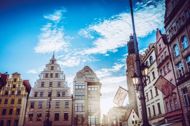 Eski renkli evleri olan Wroclaw merkez pazar meydanı