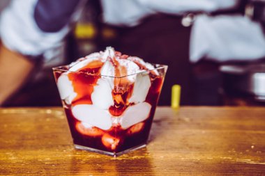 Ahşap arka planda kahve ve dondurma.