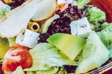 Sebze salatası tabağın arkasında.