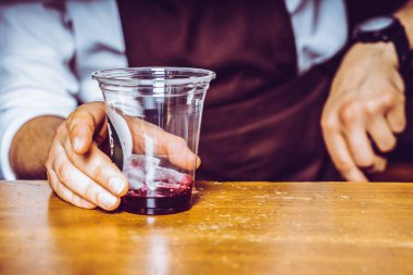 Barista kafenin arka planında kahve yapıyor.
