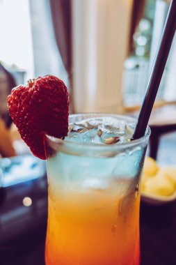 Deniz kenarındaki barda kokteyller.