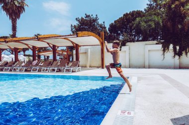 Çocuk havuza atladı.