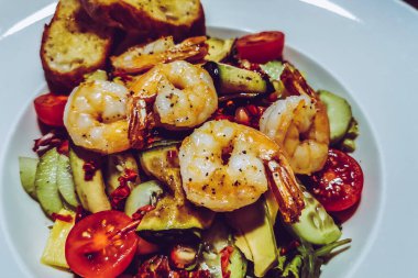Karidesli salata ve ızgara sebze.