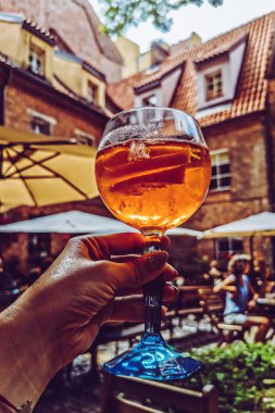 Eski ve güzel bir avluda alkol içmek.