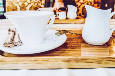 Kafe yemeklerinde kahve.