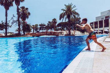 Çocuk havuza atladı.