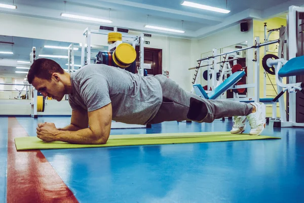 Homem Entra Para Praticar Esportes Ginásio — Fotografia de Stock