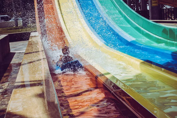 Garçon Monte Toboggan Dans Parc Aquatique — Photo