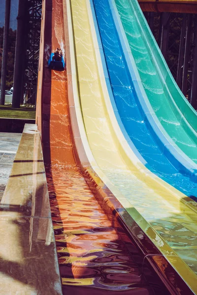 Menino Monta Slide Parque Aquático — Fotografia de Stock