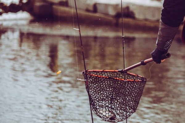 湖を背景にしたマス釣り — ストック写真