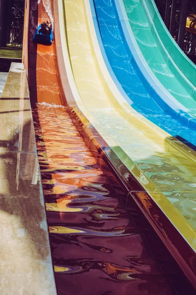 Menino Monta Slide Parque Aquático — Fotografia de Stock