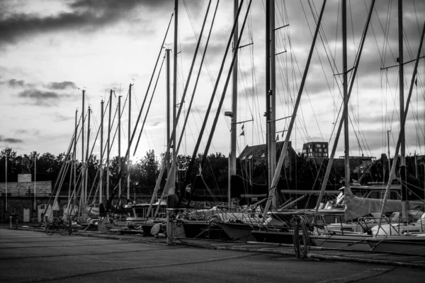 Hermoso Muelle Por Noche Con Hermosos Yates Vela —  Fotos de Stock