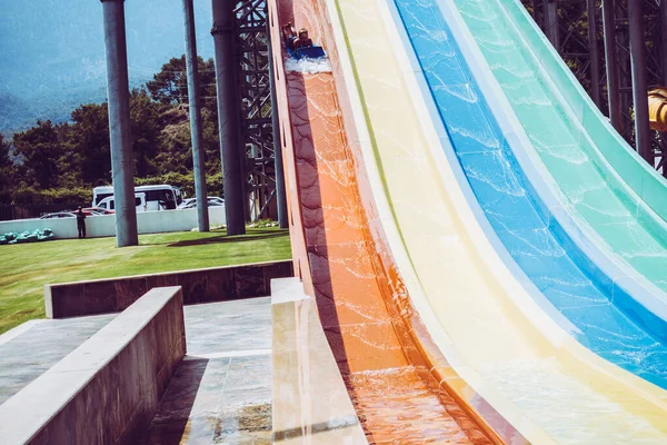 Menino Monta Slide Parque Aquático — Fotografia de Stock