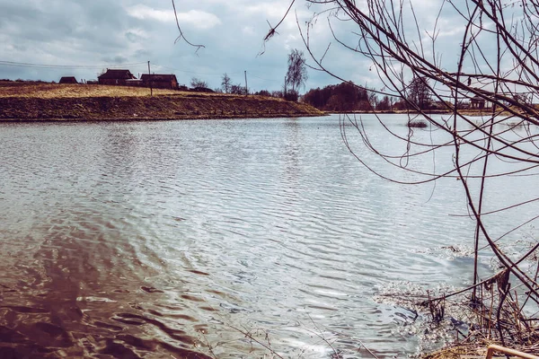 Gölün Arka Planında Açık Hava Eğlencesi — Stok fotoğraf