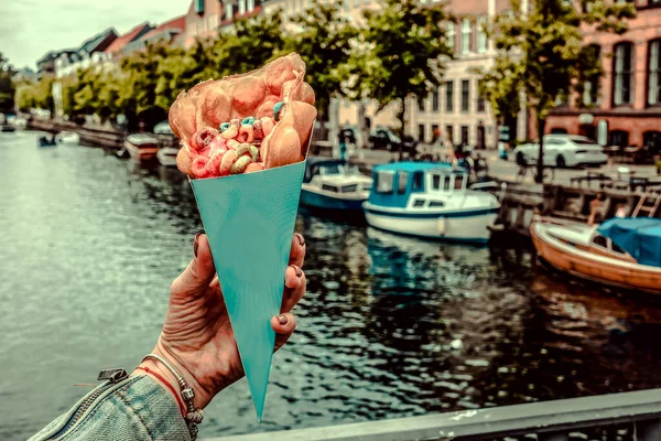 Eiswaffel Vor Dem Hintergrund Kopenhagens — Stockfoto