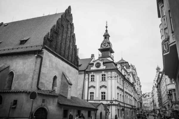 美しい通りと秋の建築 プラハ — ストック写真