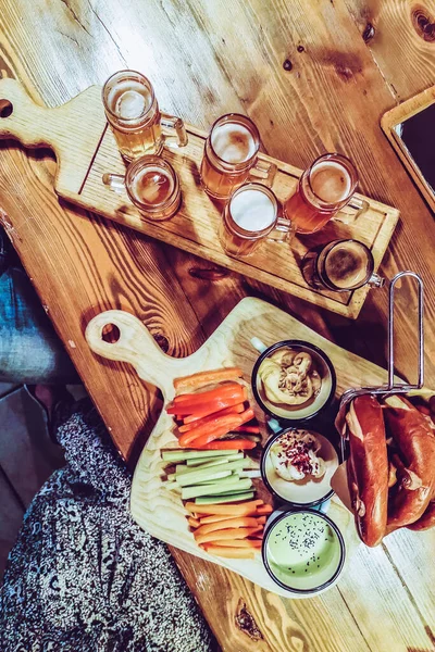 Bier Und Snacks Einer Schönen Kneipe — Stockfoto