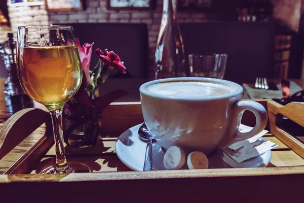 Koffie Een Café Een Dienblad — Stockfoto