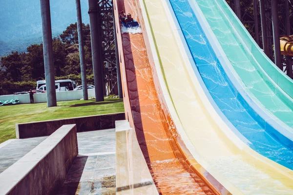 Menino Monta Slide Parque Aquático — Fotografia de Stock