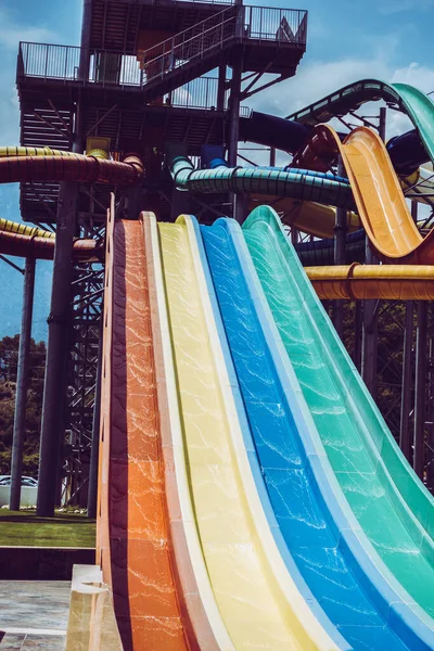 Menino Monta Slide Parque Aquático — Fotografia de Stock