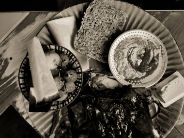 Omlet ve sebzeli lezzetli bir kahvaltı.