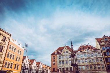 Eski renkli evleri olan Wroclaw merkez pazar meydanı