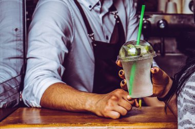 Mojito yapımı kafenin arka planında
