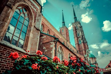 Muhteşem Mimarlık ve Kırbaç Kiliseleri