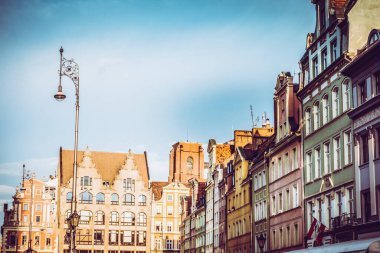 Eski renkli evleri olan Wroclaw merkez pazar meydanı