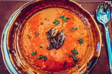 Tabak yiyecek arka planında domates çorbası