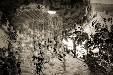 İç kısımda taze çiçekler var.