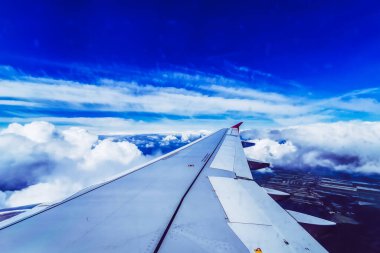 Uçak penceresinden, kanat görüntüsü