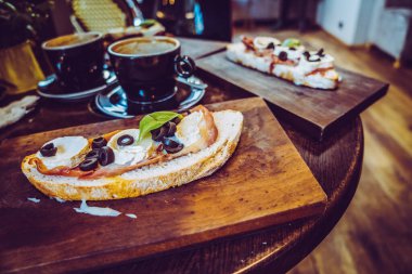 Sandviç ve kahve, bir kafede kahvaltı.