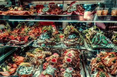 Bir mağaza vitrininde geleneksel Danimarka Smorrebrod tipleri