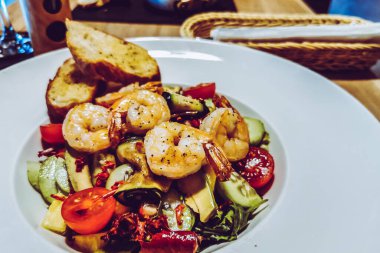 Karidesli salata ve ızgara sebze.