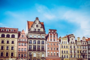 Eski renkli evleri olan Wroclaw merkez pazar meydanı