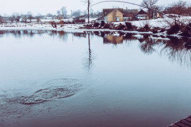 Gölde balık tutmak.