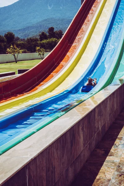 Jongen Rijdt Een Dia Het Waterpark — Stockfoto