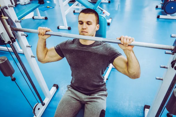 Een Man Gaat Sporten Sportschool — Stockfoto