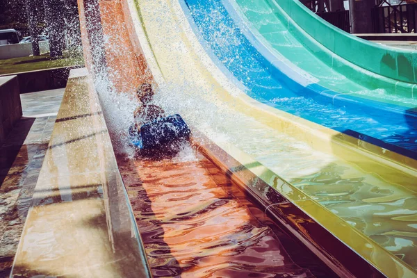 水公園のスライドに乗る少年 — ストック写真