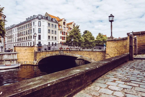 Coloridas Casas Históricas Viejos Barcos Madera Ubicados Canal Famosa Christianshavn —  Fotos de Stock