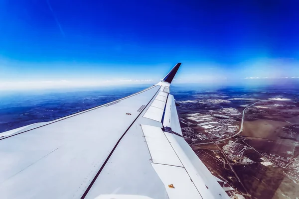 飛行機の窓からの眺め翼 — ストック写真